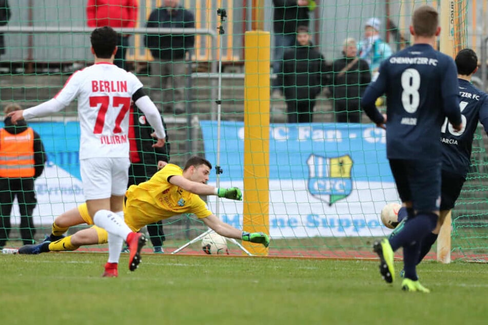 Nichts zu machen für Joshua Mroß: Abu Bakarr Kargbo erzielt das 1:0 für den Berliner AK.