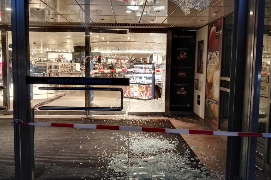 Die Diebe warfen die Eingangstüren des Karstadt in Dresden ein.
