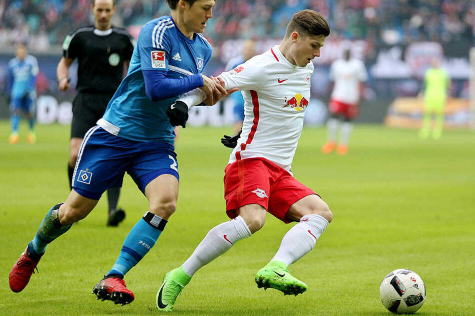 Stammspieler Marcel Sabitzer (re., 22), hier zu sehen beim Spiel gegen den HSV, muss an diesem Wochenende vielleicht aussetzen.