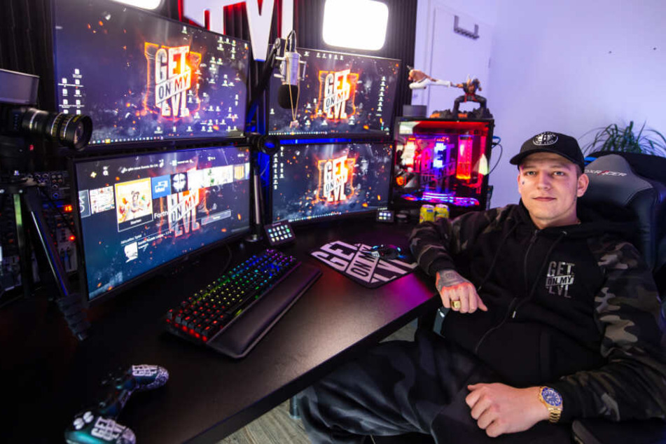 Der YouTuber sitzt in seiner Wohnung vor mehreren PC-Bildschirmen.