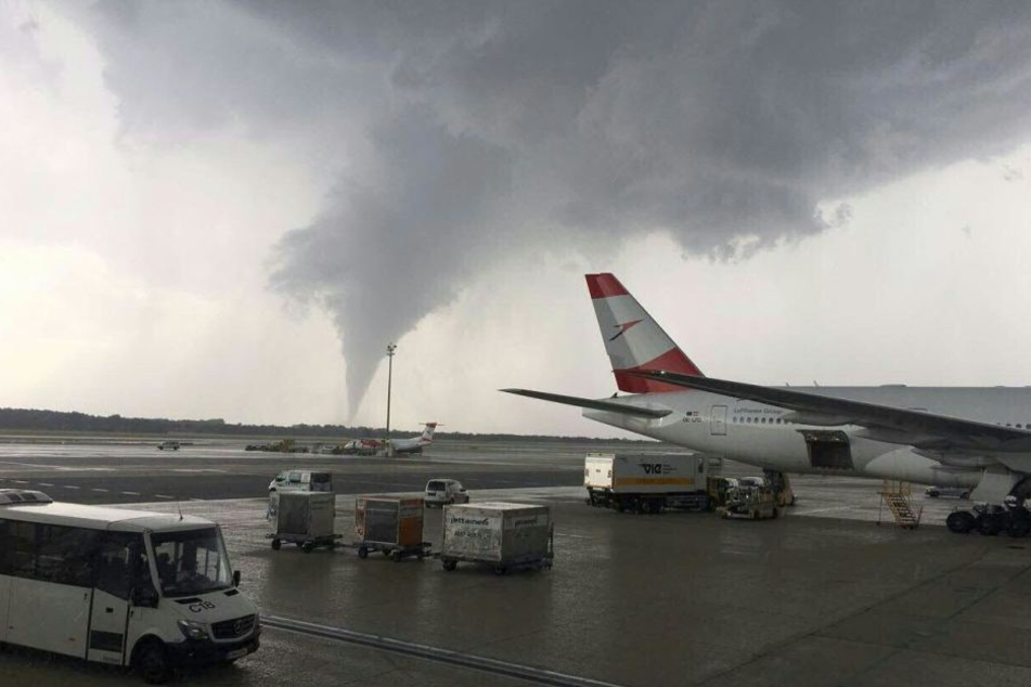 Ein schauriges Bild knapp neben dem Flughafen in Wien. Verletzte oder Verzögerungen im Flugverkehr gab es aber nicht.