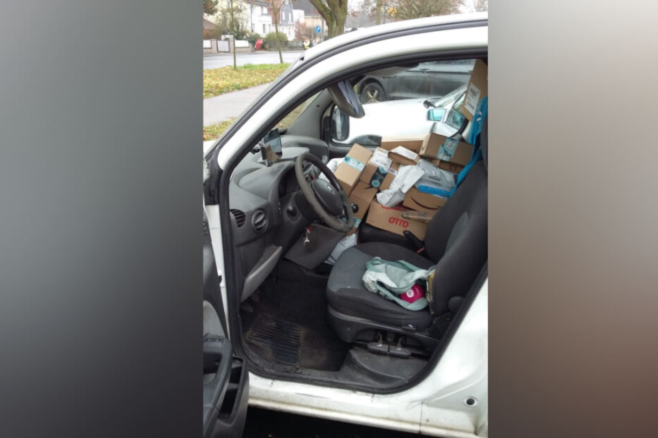 Der Transporter war bis auf den Beifahrersitz vollgeladen mit Paketen.