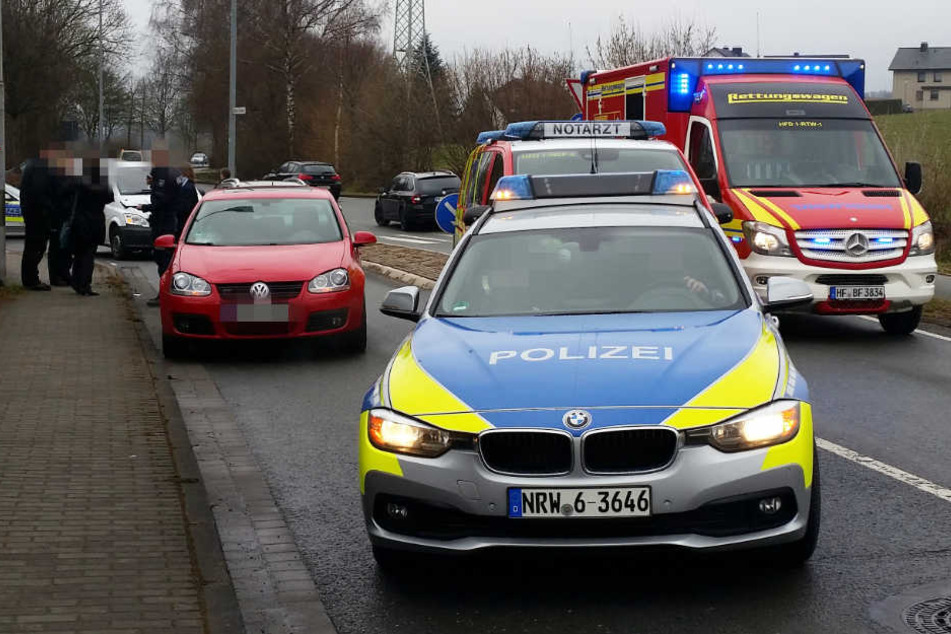 Bei der Ausfahrt aus dem Kreisel knallte die 58-jährige Golf-Fahrerin mit dem 69-Jährigen zusammen.