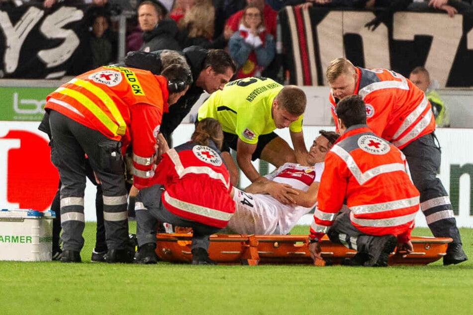 Die Sanitäter eilen zu Hilfe: VfB-Linksverteidiger Borna Sosa ist nach einem heftigen Zusammenprall bewusstlos zu Boden gesackt.
