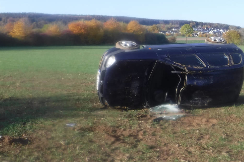Die 19-Jährige war aus noch ungeklärter Ursache von der Straße abgekommen und in ein Feld gerast.