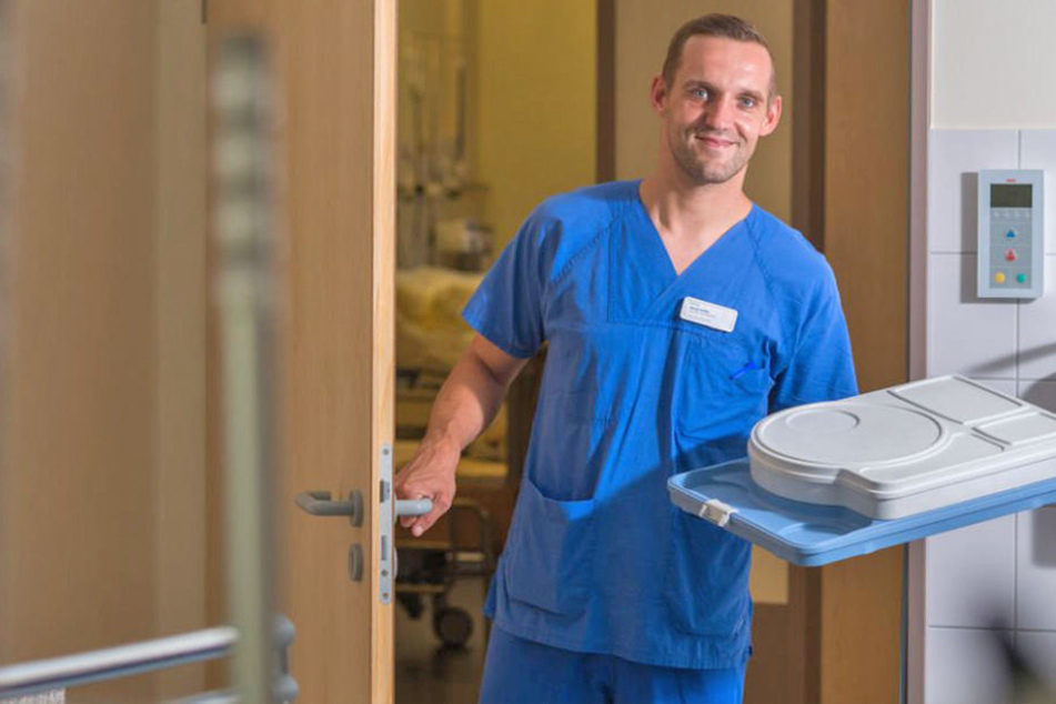 Krankenpfleger Rocco Griete (29) braucht Unterstützung: Die Helios Klinik in Pulsnitz sucht neue Mitarbeiter.