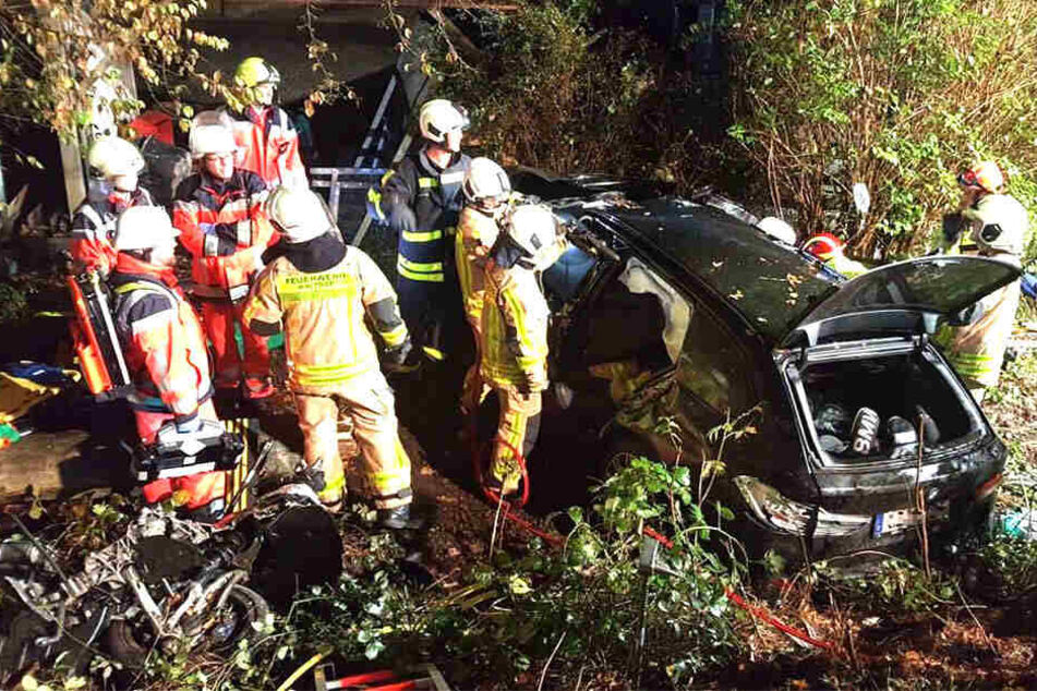 Ein 17-Jähriger war mit seinem Auto gegen einen Baum gekracht.