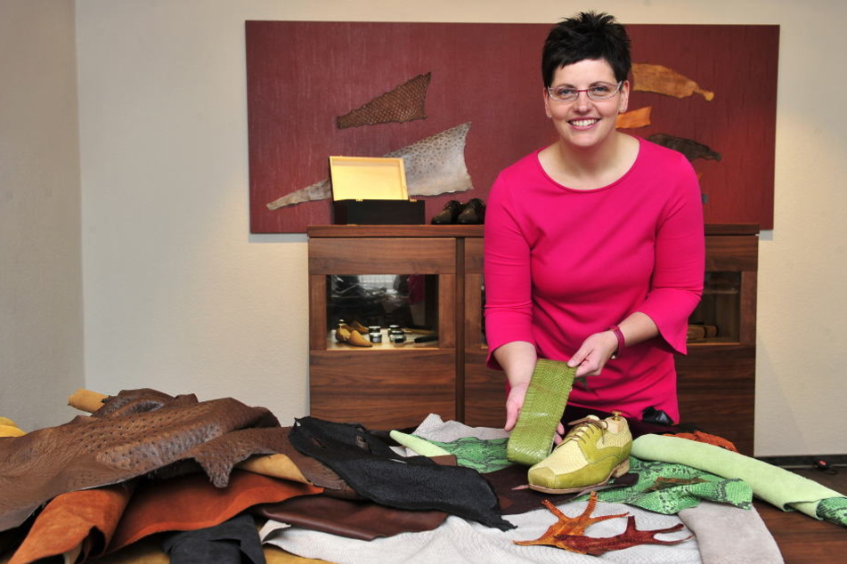 Ulrike Schröder (40) präsentiert die edlen Leder, aus denen dann die Schuhe entstehen.