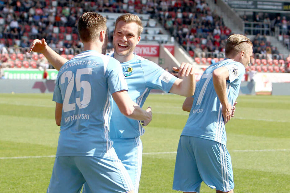 Fabio Leutenecker gratuliert Marcus Mlynikowski zu seinem Tor.