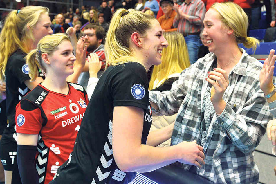 Umarmung nach dem Spiel: Topscorerin Jocelynn Birks und Ex-DSCerin Michelle Bartsch (r.).