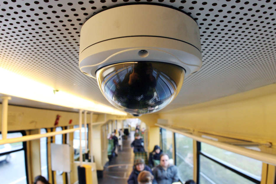 Wer nicht in Bussen oder Bahnen gefilmt werden möchte, soll "videofreie Zonen" bekommen, fordert der Datenschutz.