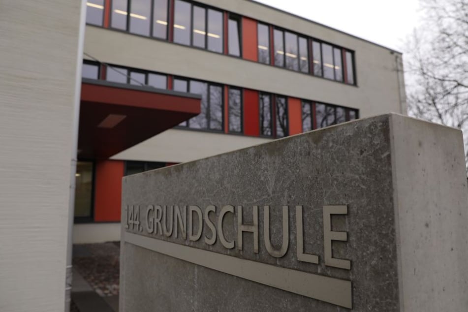 Mehrere Grundschüler wurden von den Kugeln getroffen, blieben aber unverletzt.