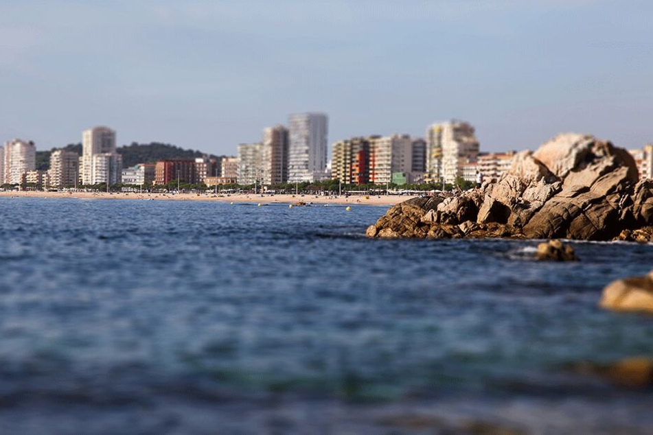 Die junge Französin wurde von drei unbekannten Männern entführt und am Strand von Platja d’Aro misshandelt und vergewaltigt.