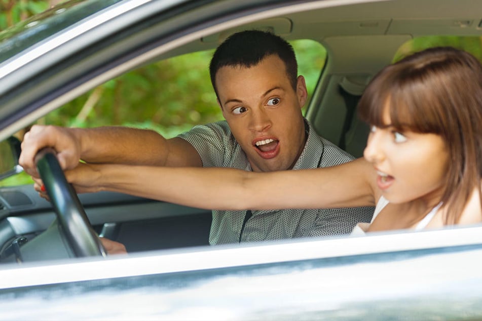 Der Fahrer tauschte kurzerhand seinen Platz mit seiner Beifahrerin. (Symbolbild)