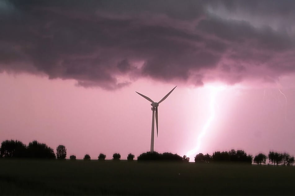 Diese spektakuläre Aufnahme entstand im niedersächsischen Laatzen: Ein Blitz schlägt in der Nähe eines Windrades ein, während eine Unwetterfront über die Region hinwegzieht.