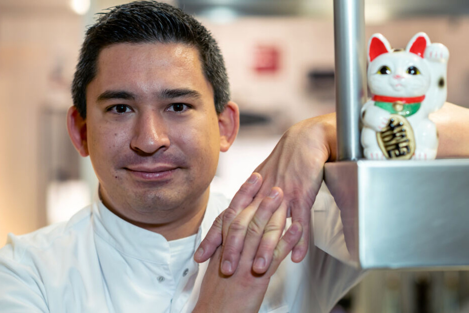 Der Koch Tohru Nakamura steht in seiner Küche des Restaurants "Werneckhof" im Stadtteil Schwabing.