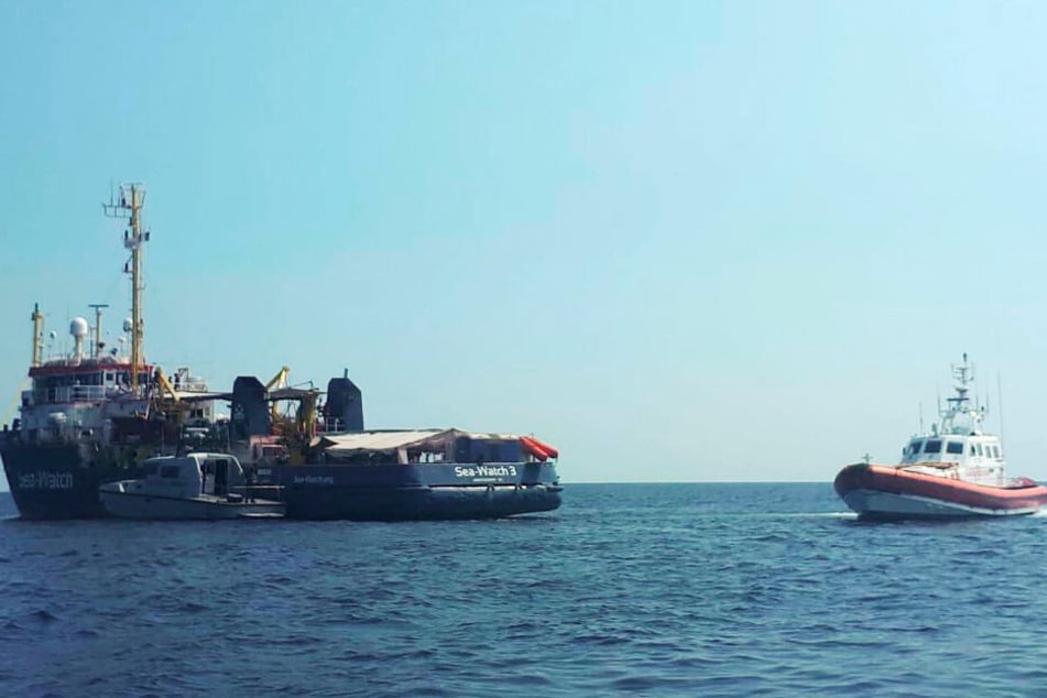 Die "Sea Watch 3" wird von einem Patrouillienboot angefahren.