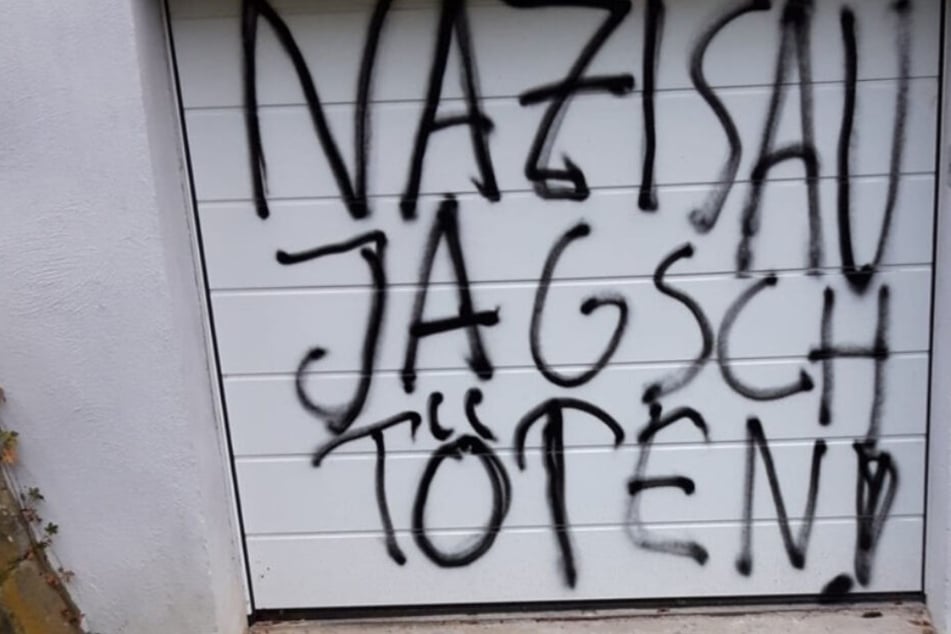 Diese Parole befand sich auf dem Garagentor des NPD-Politikers.