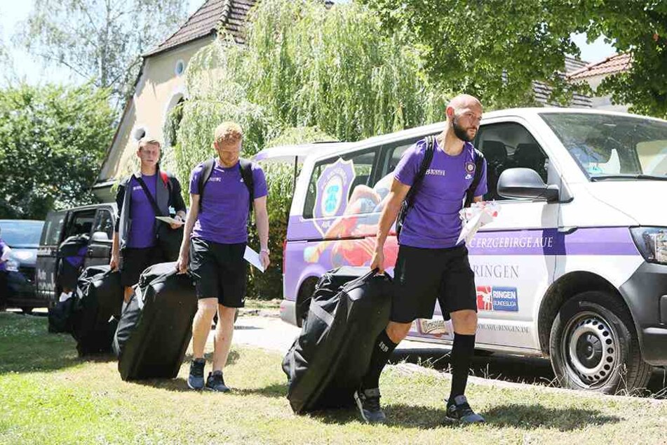Sie sind da! In mehreren Kleinbussen angereist, haben die 23 Auer Spieler - einschließlich dreier Keeper - das Ösi-Camp erreicht. Und sie wurden herzlich begrüßt!