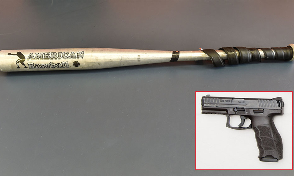 Mit Baseballschläger und Pistole bewaffnet überfielen drei Unbekannte ein Ehepaar.