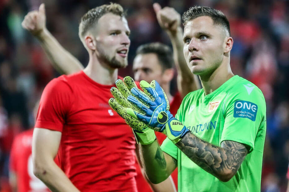 Rafal Gikiewicz bedankt sich nach dem Stadt-Derby bei den Fans.