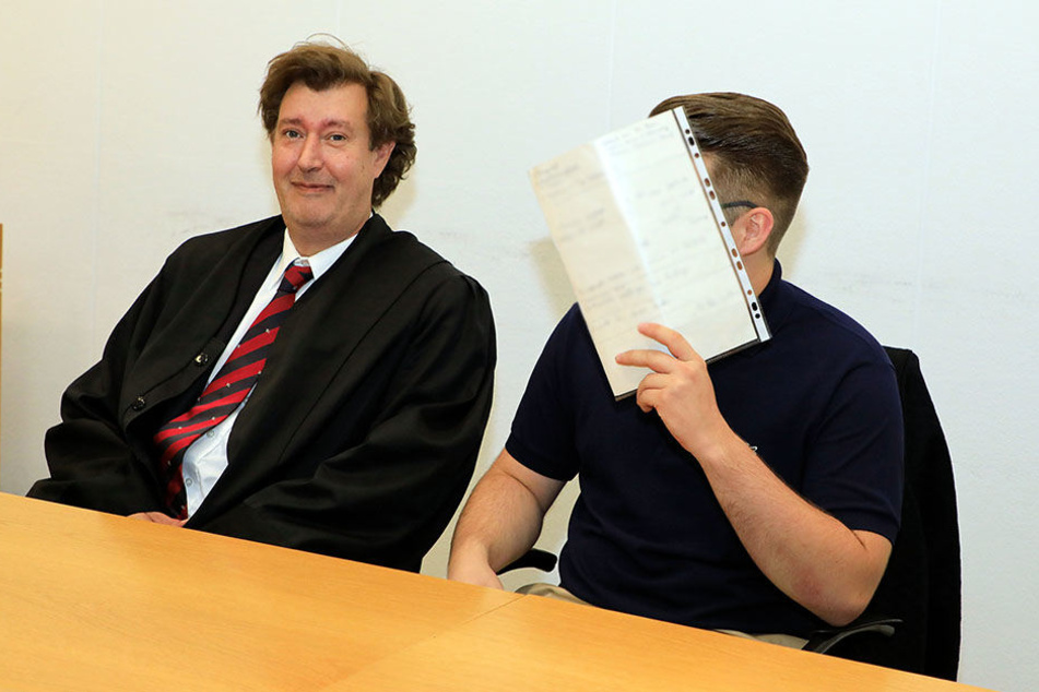 Adam P. (19) kam mit Verteidiger Marcel Börger ins Gericht, kassierte eine Bewährungsstrafe.