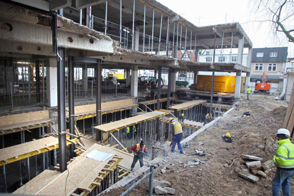 Seit letztem Jahr haben die Bauarbeiten am ehemaligen Kaufhof-Gebäude begonnen. Am Freitag verletzte sich ein Arbeiter dort schwer.