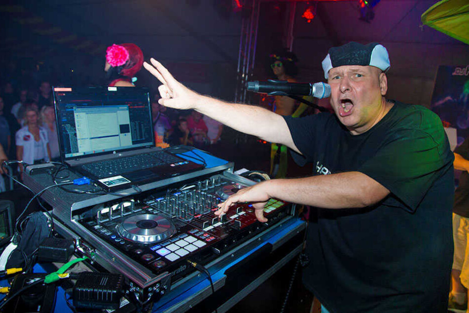Andreas Hofmann (50) alias "DJ Happy Vibes" im Megadrome.
