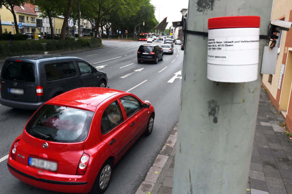 Mit Messgeräten (rechts) wird die Qualität der Luft gemessen.