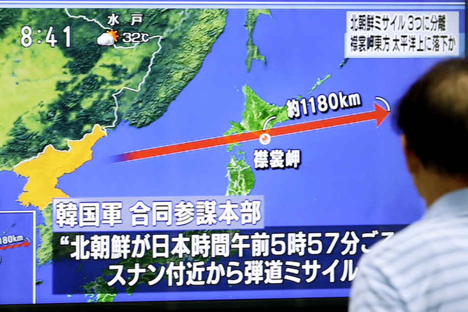 Nordkorea hat nach Angaben Südkoreas eine Rakete über das benachbarte Japan hinweg geschossen.