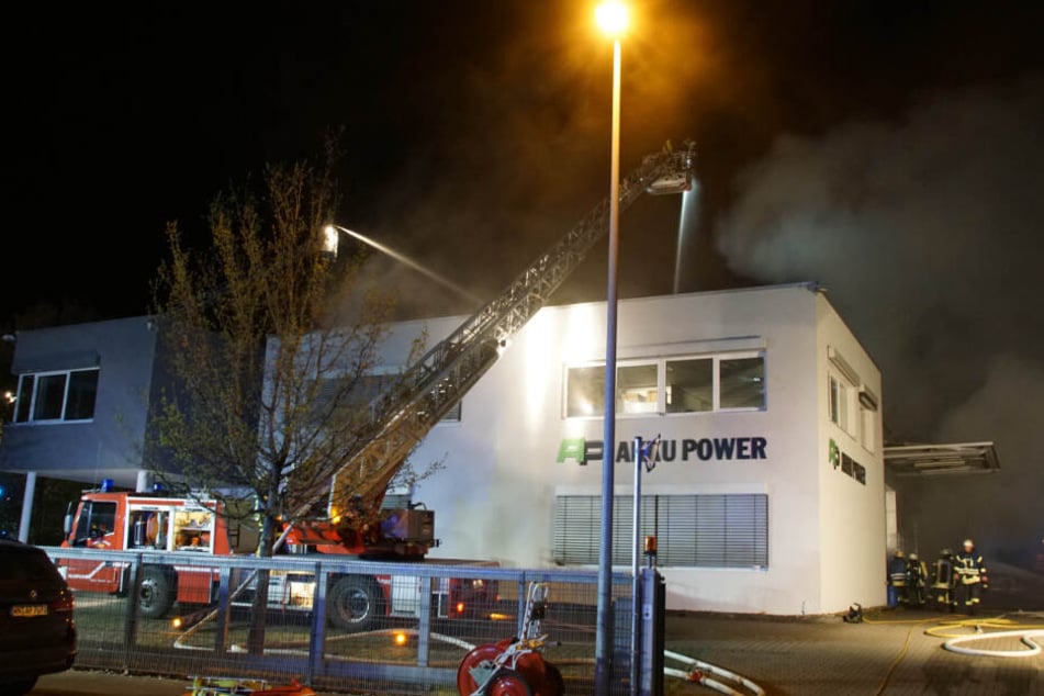 Löscharbeiten bei der Firma "Akku Power".
