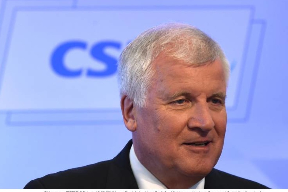 CSU-Chef Horst Seehofer will jetzt strenge Kontrollen einführen. Auch für Flüchtlinge, die schon hier leben.