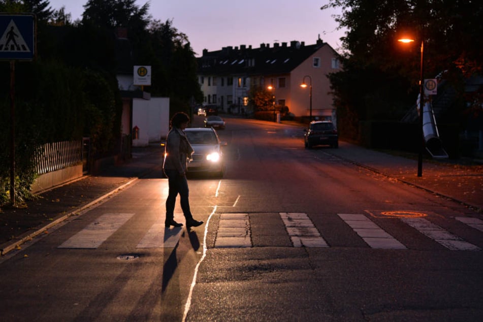 Der Autofahrer fuhr wieder an, bevor die Frau die Straße überquert hatte. (Symbolbild)