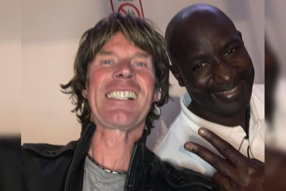 Als "mein bester Mann" bezeichnet Ballermann-Star Mickie Krause (48., l.) den Megapark-Türsteher Abdoulaye, der am Wochenende Opfer einer brutalen Hooligan-Attacke wurde.