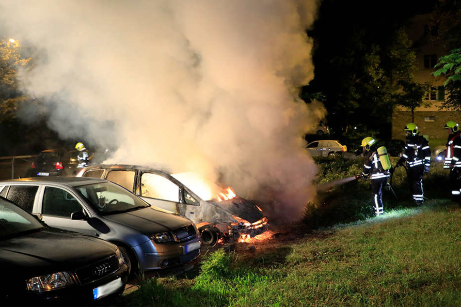 Bei dem Brand in der Nacht zu Montag standen mehrere Autos in Flammen.