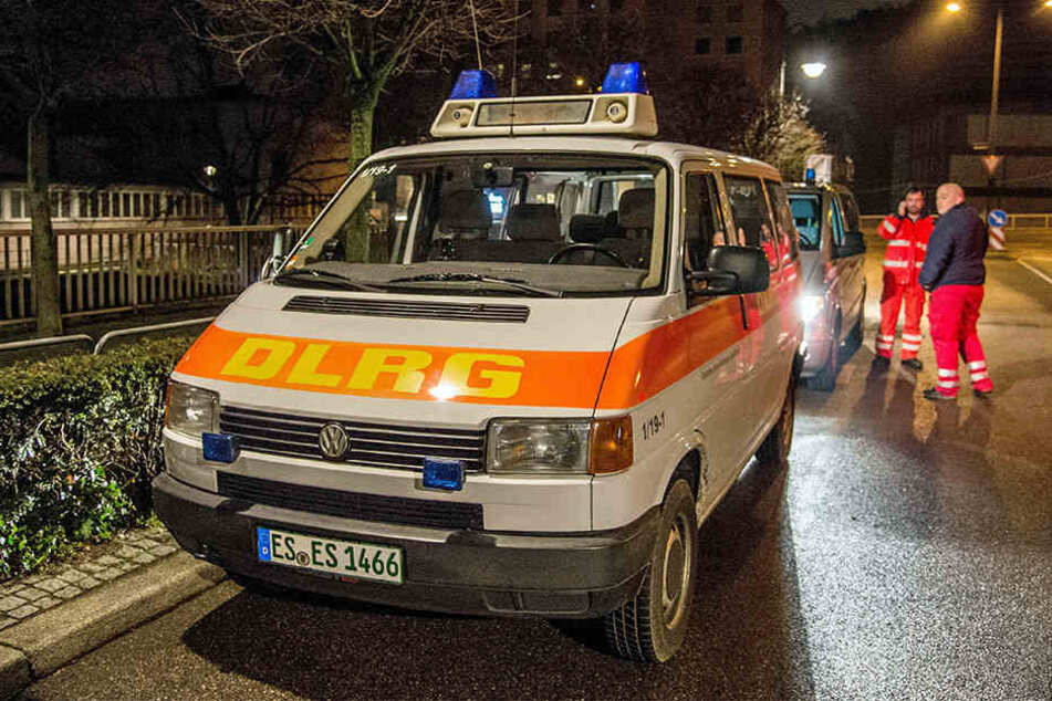 Ein Einsatzwagen eines Rettungsdienstes steht in der Nähe des Neckars, in den der Mann gesprungen war.