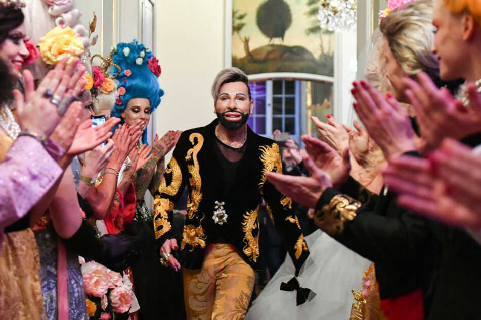 Modedesigner Harald Glööckler zeigt sich nach der Show.