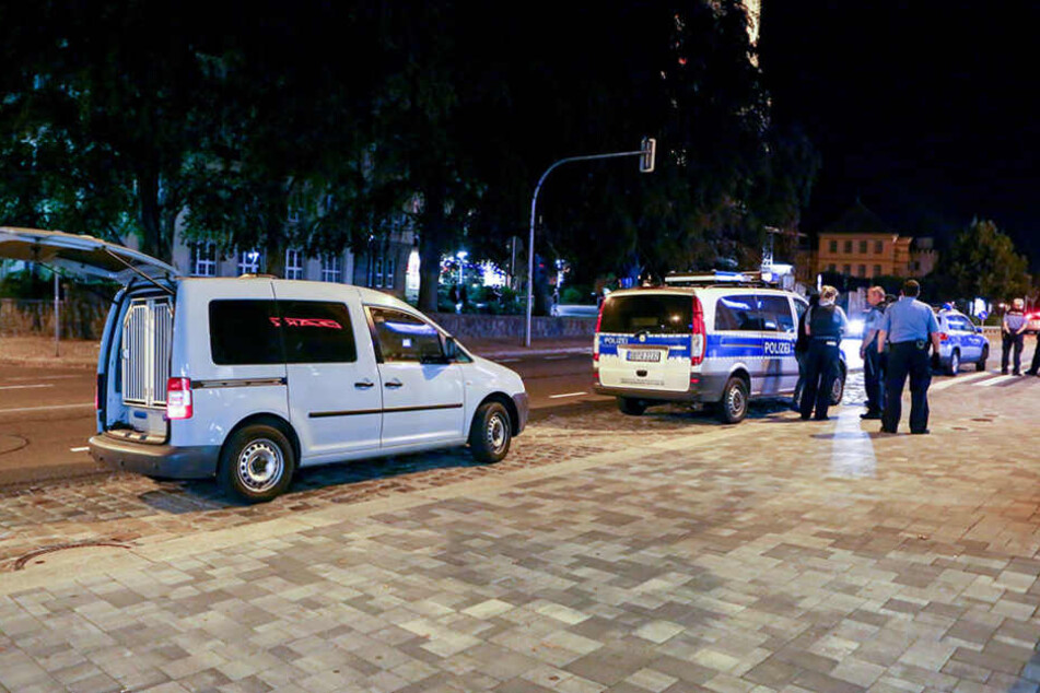 Mehrere Polizisten brachten die aufgeheizte Lage wieder unter Kontrolle.