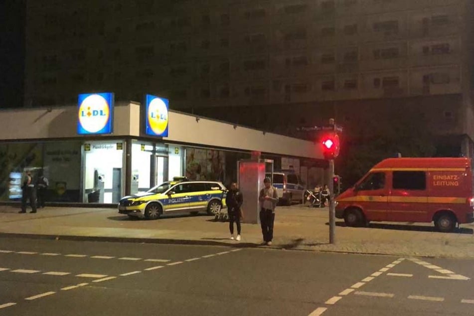 Polizei und Einsatzleitung stehen vor Lidl.