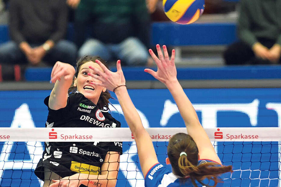 Dresdens Topscorerin Li McMahon schmettert gegen Stuttgarts Renata Sandor. Diese Szene stammt aus dem Pokalspiel. Der DSC schied mit 0:3 im Viertelfinale aus.