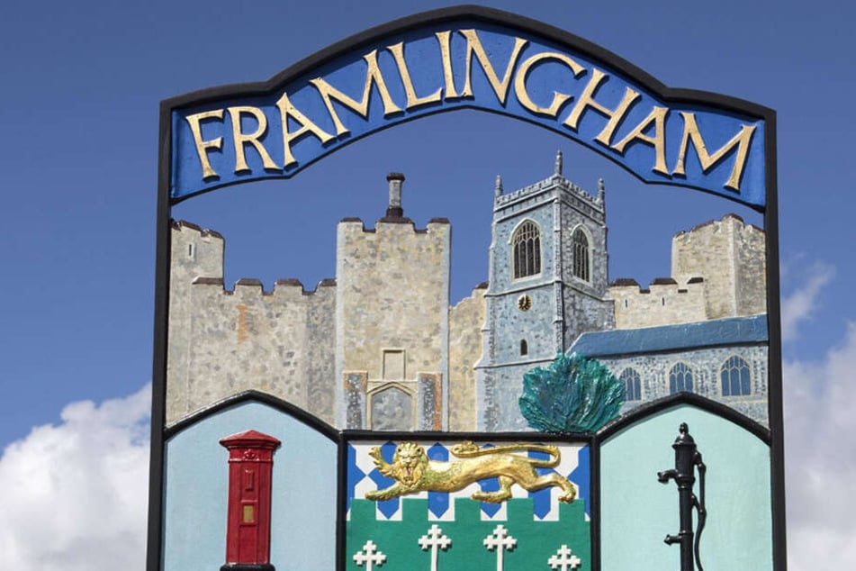 Das Ortseingangsschild von Framlingham, Ed Sheerans Wohnort im Osten Englands.