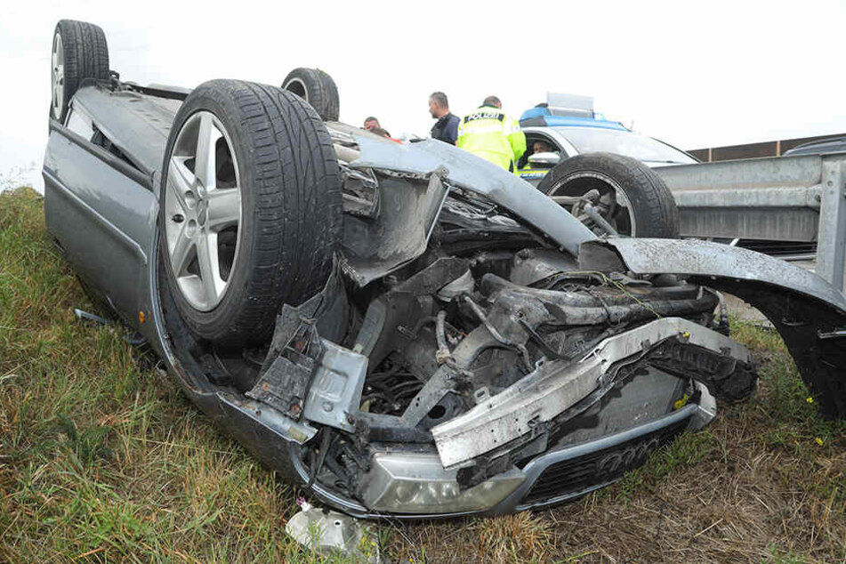 Der Audifahrer überschlug sich im Straßengraben mit seinem Auto.