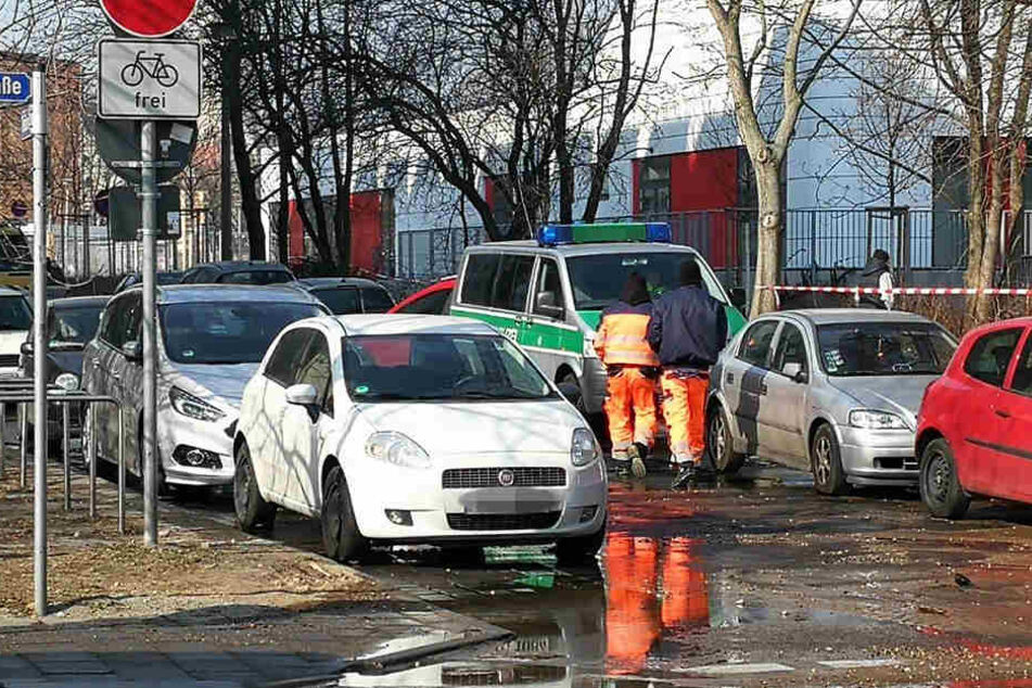 Techniker und die Polizei kümmern sich um die kaputte Wasserleitung und den Verkehr.