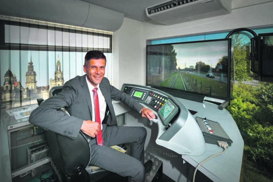 Lars Seiffert (48), DVB-Vorstand, auf dem Fahrersitz des
Straßenbahn-Simulators.