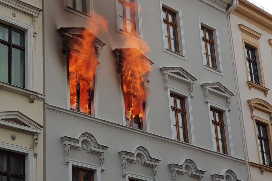 Eine Frau und vier Kinder mussten aus der Wohnung gerettet werden.