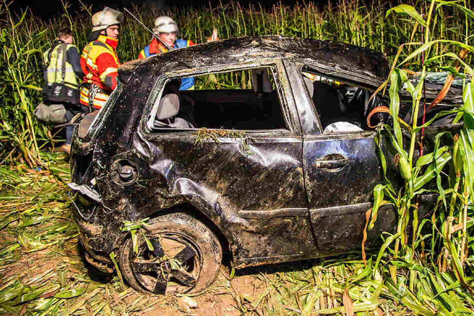 Der VW Polo blieb nach mehrfachem Überschlag in einem Maisfeld liegen.