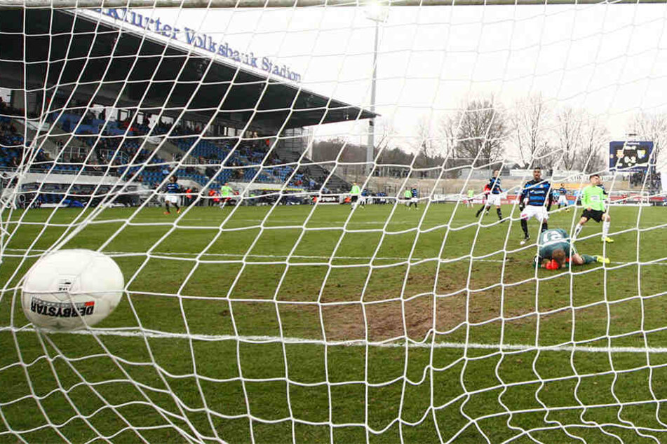 Florian Hansch (ganz r.) trifft zum 3:0 für den Chemnitzer FC beim FSV Frankfurt.