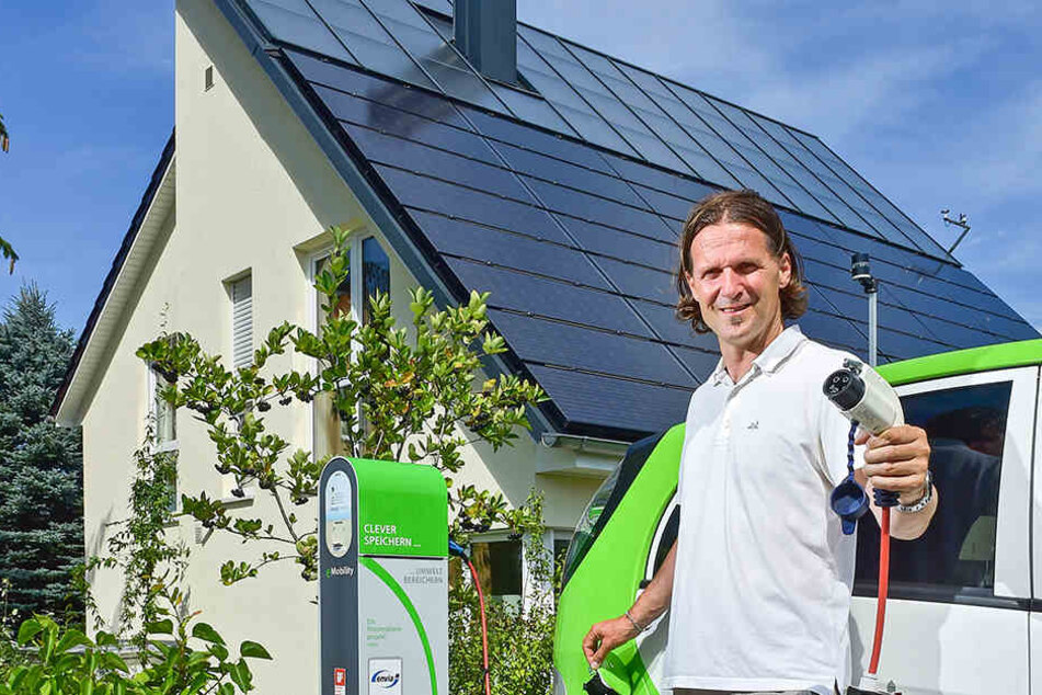 Professor Timo Leukefeld (47) gilt als Solarpionier. Das von ihm entworfene Haus wirft auch genügend Energie zum "Betanken" des Autos ab - an die 10.000 Kilometer im Jahr.