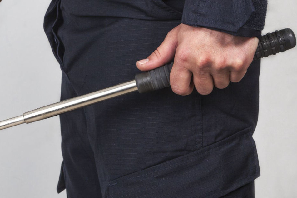 Mit einem Schlagstock ging der Mann auf den Rivalen los. (Symbolbild)