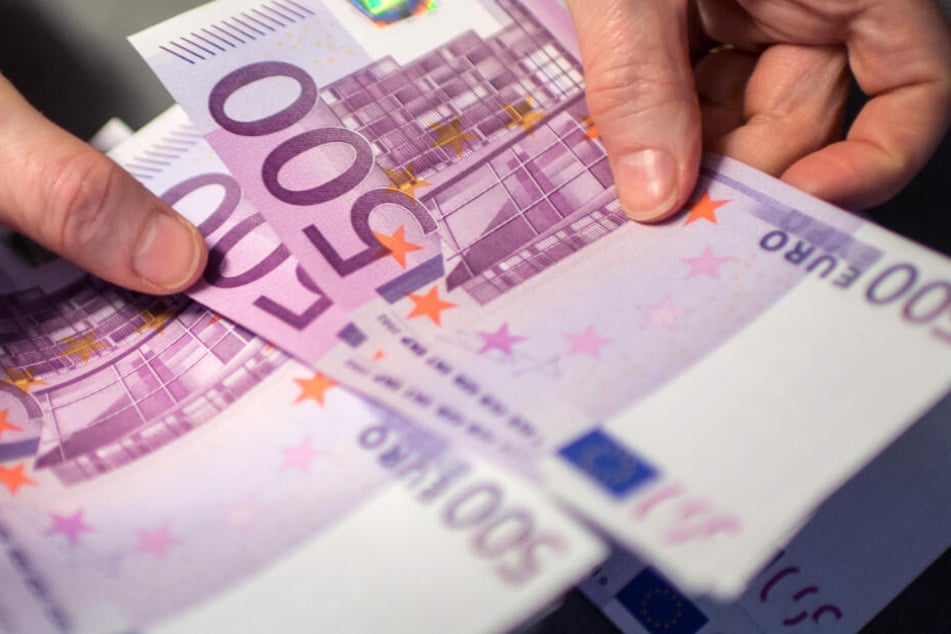 Von Deutschland aus reisten laut Anklage mehrere Kuriere mit Bargeld nach Dubai. (Symbolbild)